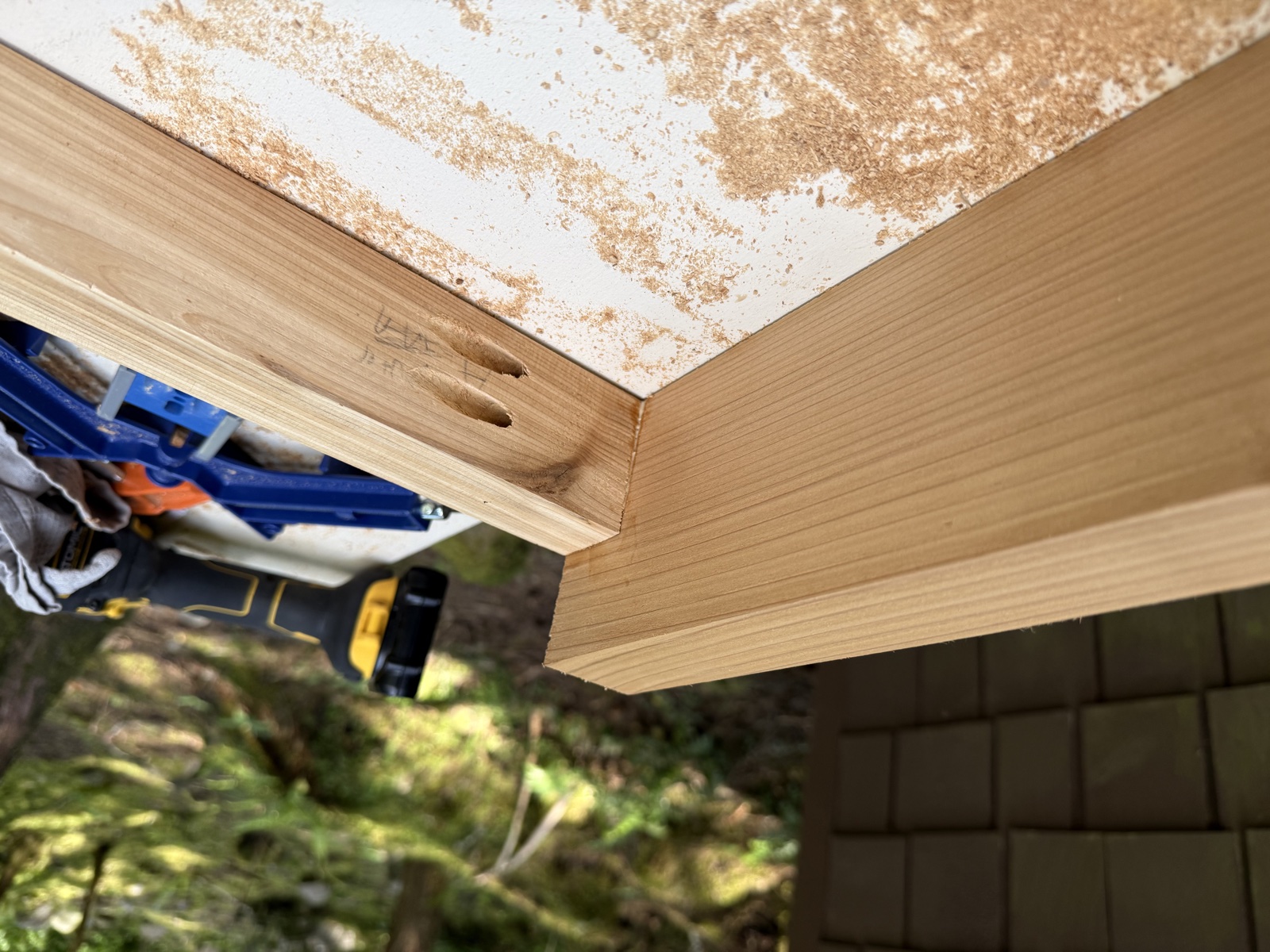 Pocket joints on bench hanger